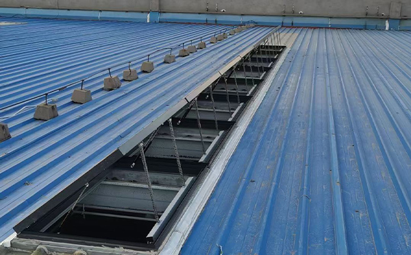 某城市大型商业综合体中庭城北排烟窗工程