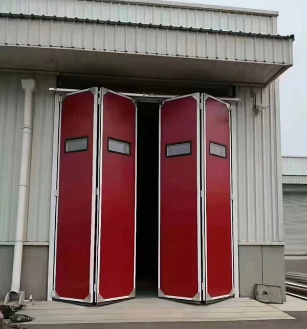 城北工业折叠门在大型装配车间出入口的应用实例 城北工业折叠门在大型装配车间出入口的应用实例